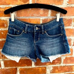 Levi Shorts with crochet pocket